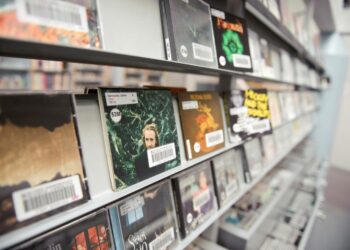Chimurenga-ryhmä kartoittaa erityisesti Kallion kirjaston musiikki- ja multimediakokoelmia (kuva ja luo muun muassa vaihtoehtoisen reitin kirjaston kokoelmiin.