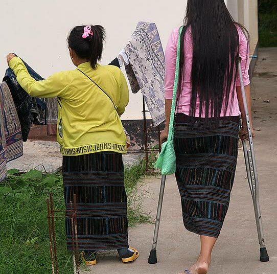 Laosissa on paljon miinojen vammauttamia ihmisiä, joille liikkumisen apuvälineet ovat välttämättömiä.