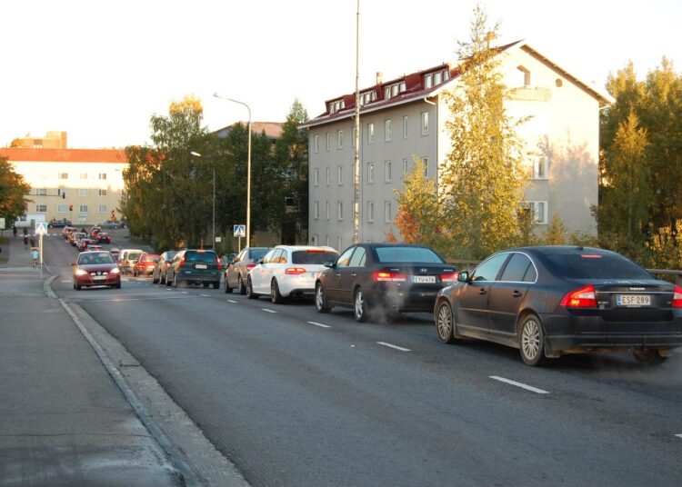 Liikenteen kasvihuonepäästöt lisäävät hiilijalanjälkeä myös Suomessa.