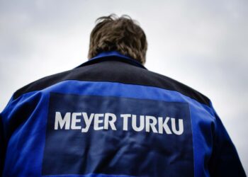 Kilpailukykysopimuksen nettopalkkoja laskevat vaikutukset tulevat voimaan vasta 2,5 kuukauden kuluttua, mutta pääministeri Juha Sipilä juhlii sen jo vaikuttaneen telakkatilaukseen.