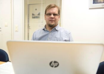 Kansan Uutisten verkkolehteä ja paperilehteä luetaan iästä riippumatta lähes yhtä ahkerasti aina 65-vuotiaisiin saakka. Sitä vanhemmat suosivat paperilehteä, kertoo verkkolehden lukijakyselyn tulokset analysoinut tutkija Jukka Pietiläinen.