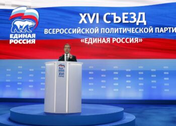 Pääministeri Dmitri Medvedev puhumassa Yhtenäinen Venäjä –puolueen kokouksessa tammikuussa.