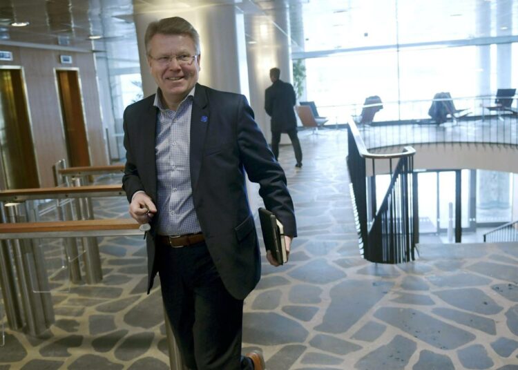 Toimitusjohtaja Jyri Häkämiehen EK ampuu kovilla.
