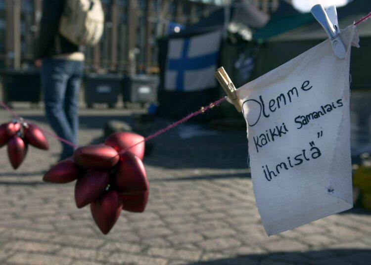 Turvapaikanhakijoiden mielenosoitusleiri Helsingin Rautatientorilla. Tiistaina julkistetun tutkimuksen mukaan kielteisen turvapaikkapäätöksen saaneiden oikeutta jäädä oleskelemaan Suomeen kannattaa vain seitsemän prosenttia suomalaisista.