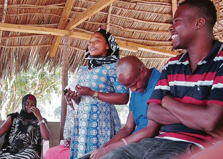 Tansanialaisen yhteisöradiokanavan Jamii FM:n nuoret toimittajat kertoivat joulukuussa radio-ohjelmien myönteisistä vaikutuksista maaseutukylien asukkaiden elämään.