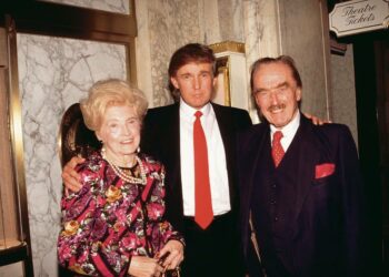 Donald Trump (keskellä) vanhempiensa Mary ja Fred Trumpin kanssa vuonna 1994.