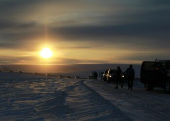 Inuvikin ja Tuktoyaktukin yhdistävä valtatie Kanadan pohjoisella ikiroudan alueella.