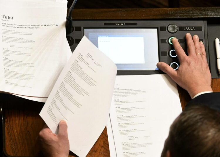 Eduskunta pääsee tänä vuonna käsittelemään kansanedustajien sopeutumiseläkkeen lakkauttamista.