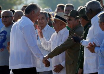 Kuuban johtoa koolla viime lokakuussa. Nykyinen presidentti Raúl Castro sotilaspuvussa (oik. kesk.) tervehtii todennäköistä seuraajaansa, varapresidentti Miguel Díaz-Canelia (vas. edessä).