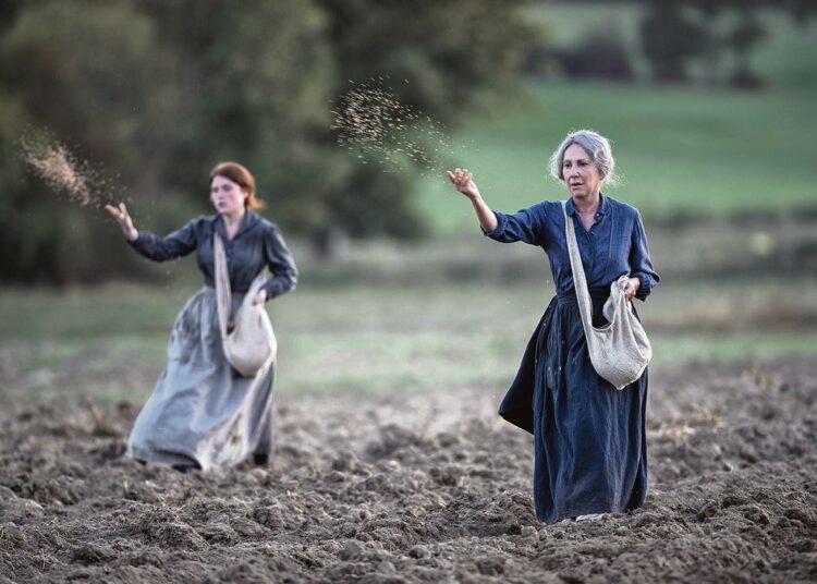 Elokuva kuvaa sadan vuoden takaista ranskalaista maaseutua. Isohkon maatalon piikaa esittää Iris Bry (vas.) ja tilan vanhaa emäntää Nathalie Baye.