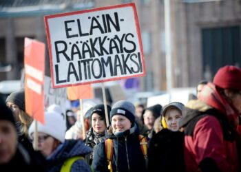 Helsingissä osoitettiin mieltä paremman eläinsuojelulain puolesta lauantaina 17. helmikuuta.