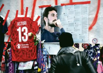 Fanit osoittivat kunnioitustaan menehtyneelle Fiorentina-kapteenille Davide Astorille seuran stadionin ulkopuolella viime viikon keskiviikkona.
