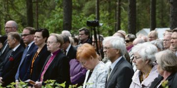 Noin 3500 ihmistä kokoontui muistamaan Tammisaaren punavankileirin uhreja. Riihimäen Työväenyhdistyksen soittokunta sai soittaa monta kertaa alusta loppuun, niin pitkä oli seppeleiden ja kukkien laskijoiden jono. Vasemmistoliiton kukat laski puheenjohtaja Li Andersson. Kuvassa Maarit Feldt-Ranta, muistomerkin hoitoyhdistyksen puheenjohtaja ja hänen vierellään Kari Mäkinen, presidentti Tarja Halonen, Pentti Arajärvi ja Tellervo Koivisto.