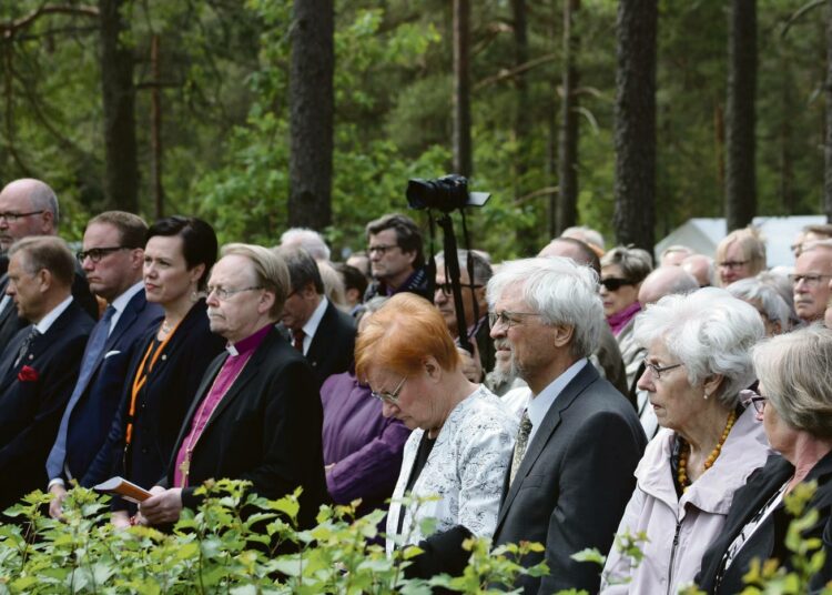 Noin 3500 ihmistä kokoontui muistamaan Tammisaaren punavankileirin uhreja. Riihimäen Työväenyhdistyksen soittokunta sai soittaa monta kertaa alusta loppuun, niin pitkä oli seppeleiden ja kukkien laskijoiden jono. Vasemmistoliiton kukat laski puheenjohtaja Li Andersson. Kuvassa Maarit Feldt-Ranta, muistomerkin hoitoyhdistyksen puheenjohtaja ja hänen vierellään Kari Mäkinen, presidentti Tarja Halonen, Pentti Arajärvi ja Tellervo Koivisto.