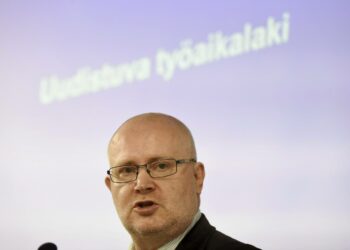 Työministeri Jari Lindström esitteli irtisanomislakiesitystä tiistaina.