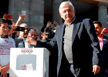 Meksikon tuleva presidentti Andrés Manuel López Obrador otti osaa kansanäänestykseen uusista sosiaalietuuksista ja rakennushankkeista lauantaina maan pääkaupungissa Méxicossa.