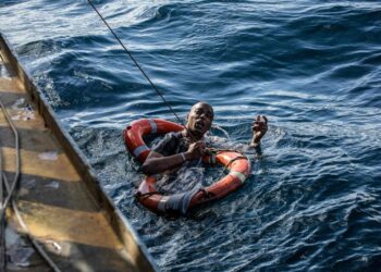 Sea-Watch 3 -alus pelastamassa ihmistä Välimerestä kaksi viikkoa sitten.