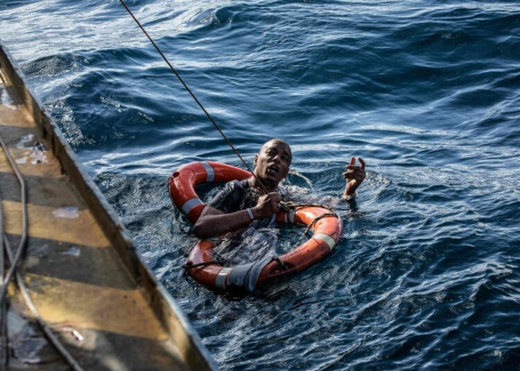 Sea-Watch 3 -alus pelastamassa ihmistä Välimerestä kaksi viikkoa sitten.