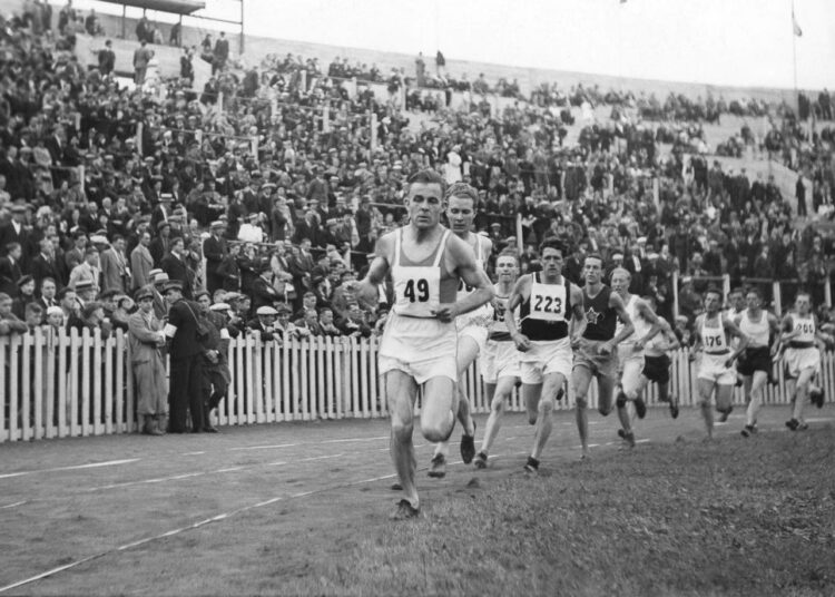Kolmannet työläisolympialaiset järjestettiin vuonna 1937 Antwerpenissa. Juoksun kärjessä juoksevat Einari Tikkanen ja Väinö Peltomäki.