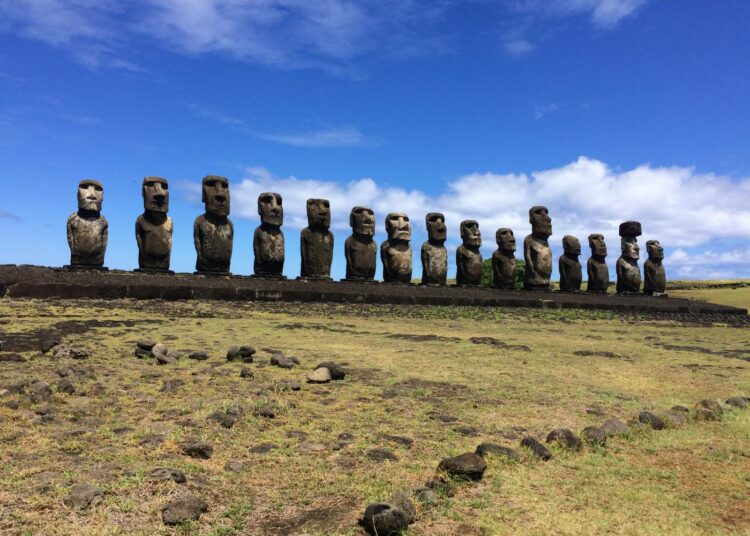 Moai-patsaiden rivistö seisoo Pääsiäissaaren etelärannalla Rano Raraku -tulivuoren edustalla.