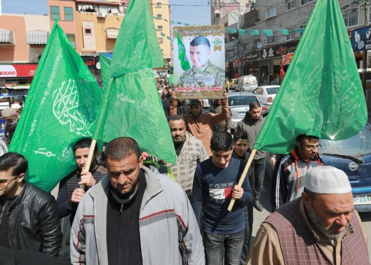 Gazassa valtaa pitävän Hamasin veronkorotukset ovat johtaneet protesteihin. Palestiinalaishallinto ei ole suoraan syyttänyt Hamasia Abu Saifin pahoinpitelystä.