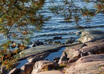 Luonnonvesien pinta on alentunut muutamia kymmeniä senttimetrejä. Suomen ympäristökeskuksen asiantuntijan mukaan ei ole syytä huoleen.