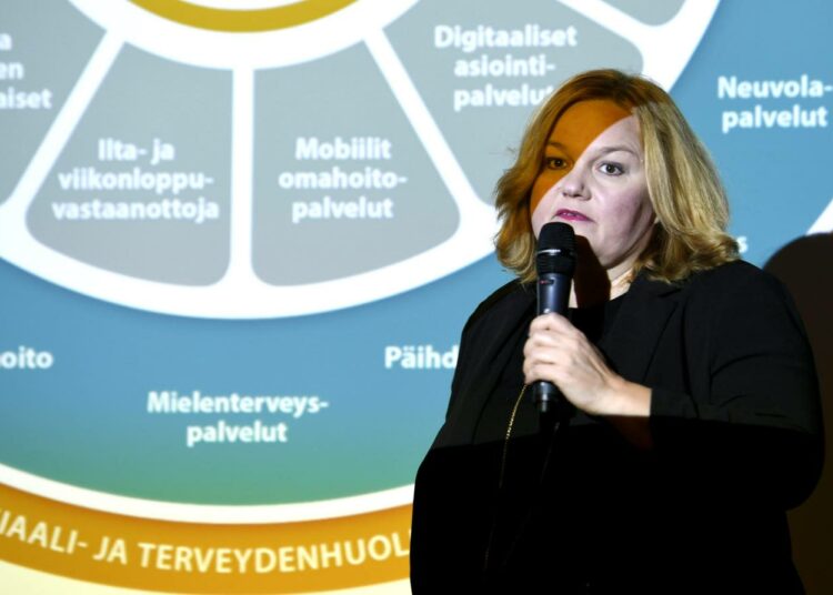 Perhe- ja peruspalveluministeri Krista Kiuru esitteli tulevaisuuden sosiaali- ja terveyskeskusta koskevaa suunnitelmaa.