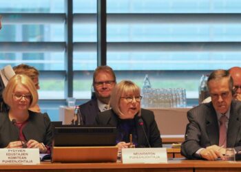 Sosiaali- ja terveysministeri Aino-Kaisa Pekonen johtamassa ministerineuvoston kokousta torstaina Luxemburgissa.