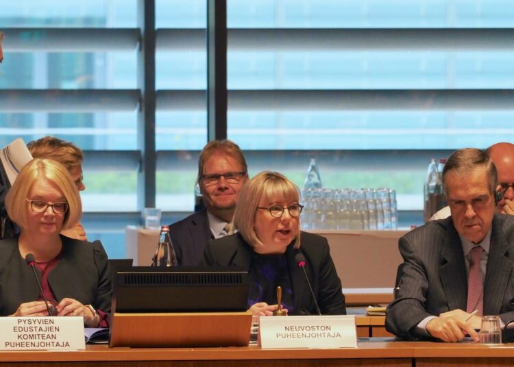 Sosiaali- ja terveysministeri Aino-Kaisa Pekonen johtamassa ministerineuvoston kokousta torstaina Luxemburgissa.