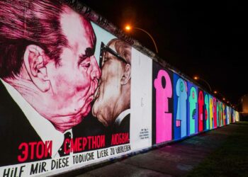 Berliinin muurin murtumisen 30-vuotisjuhlan merkeissä on jäljellä olevaan muurinpätkään heijastettu niin sanotun ”muurigallerian” tunnetuin, Leonid Brezhneviä ja Erich Honeckeria esittävä maalaus.
