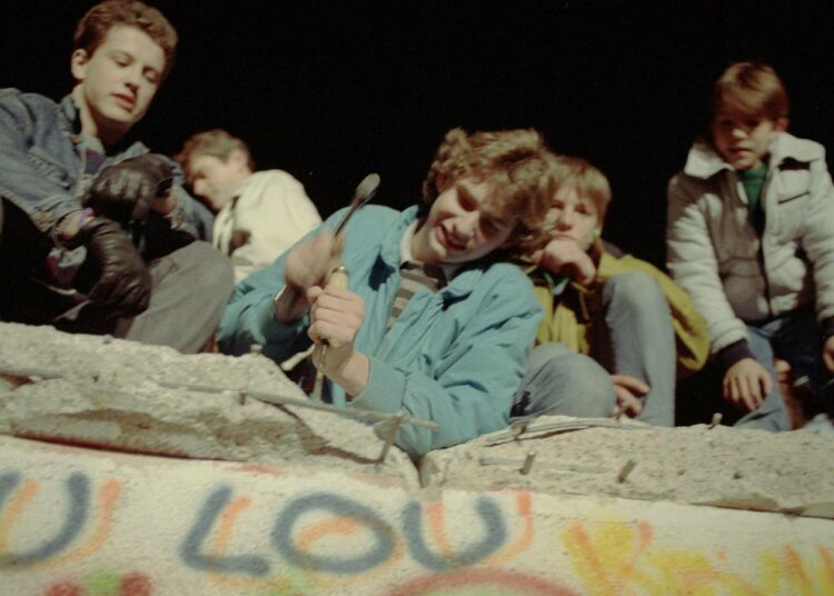 Saksalaisia hajottamassa Berliinin muuria 10.11.1989, päivä sen jälkeen kun itäsaksalaiset yllättäen pääsivät lännen puolelle.