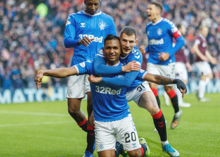 Rangersin Alfredo Morelos juhlii maalia Borna Barišicin kanssa joulukuun alun ottelussa Heartsia vastaan.