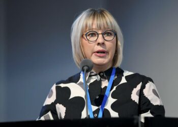 Sosiaali- ja terveysministeri Aino-Kaisa Pekonen (vas.) esitteli perhevapaauudistusmallin keskiviikkona Helsingissä.