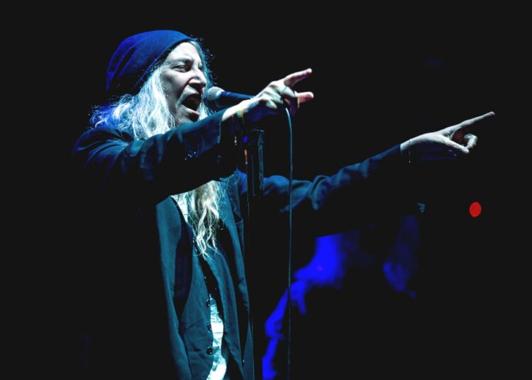 Patti Smith on syrjäänvetäytyvällä tavalla kantaaottava.