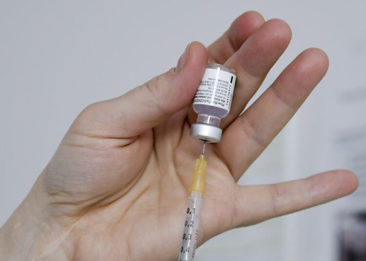Suomalaisia rokotetaan parhaillaan ulkomailla valmistetuilla koronarokotteilla. Rokottaminen on käynnistynyt hitaasti toimitusvaikeuksien vuoksi.