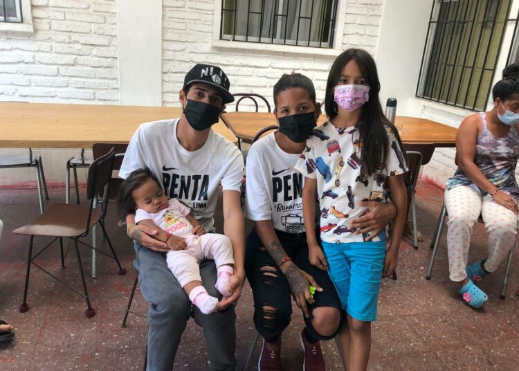 Yenire (vas) ja Leonardo sekä lapset Yeimar ja äitinsä sylissä kellivä Yemberlin tulivat Chileen Venezuelan Caracasista.