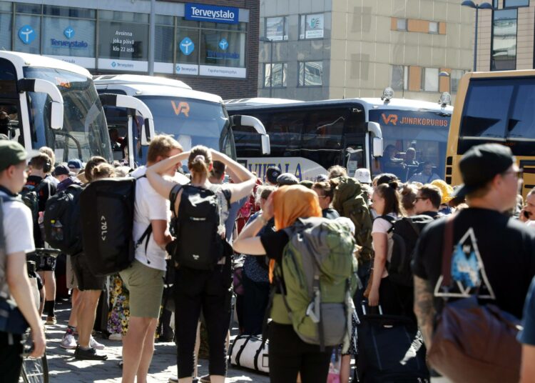 Ihmiset odottivat junaliikennettä krovaavia busseja sunnuntaina Tampereen rautatieasemalla.