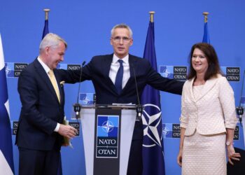 Naton pääsihteeri Jens Stoltenberg (keskellä) piti Suomen ulkoministeri Pekka Haaviston ja Ruotsin ulkoministeri Ann Linden kanssa tiedotustilaisuuden heinäkuussa, kun maat olivat allekirjoittaneet liittymisasiakirjan. Nyt käynnissä on maiden jäsenyyden ratifiointi kaikissa Nato-maissa.