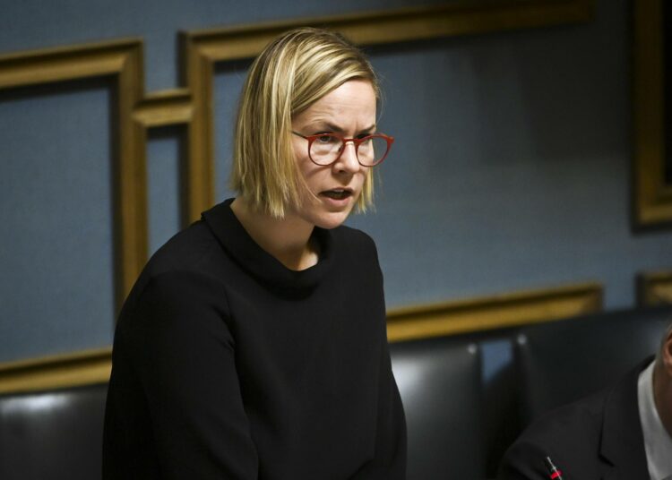 Sosiaali- ja terveysministeri Hanna Sarkkinen