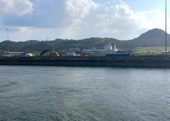 Laiva matkalla Panaman kanavan sulkuporttien läpi. Tästä kulkee kuusi prosenttia maailman rahtiliikenteestä, mutta veden vähyydestä johtuen liikennettä on jouduttu rajoittamaan.