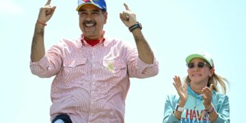 Nicolás Maduro julistettiin pian äänestyksen päättymisen jälkeen Venezuelan presidentinvaalien voittajaksi. Kuvassa hän kampanjoi vaaleja edeltävänä torstaina seurassaan vaimonsa Cilia Flores.
