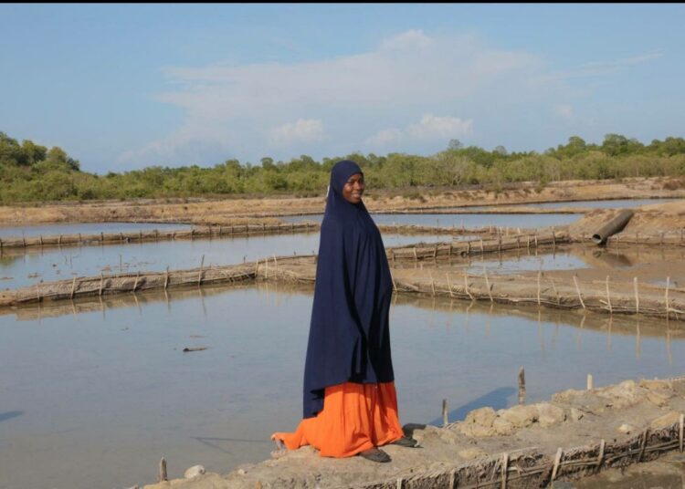 Salma Mahmoud Ali kävelemässä suolalammillaan.