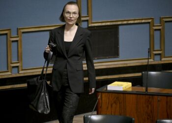 Minja Koskela lupasi vasemmistoliiton esittävän sosiaaliturvaleikkauksien perumista tänäkin syksynä.