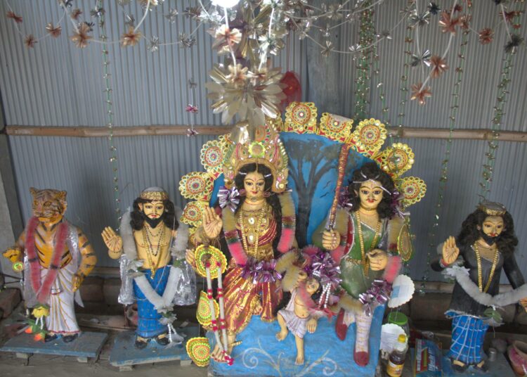 Bon Bibin temppeli Pakhiralayn kylässä. Kun perinteiset elinkeinot ovat uhanalaisia, vaarassa ovat myös uskonto ja muu kulttuuriperintö.