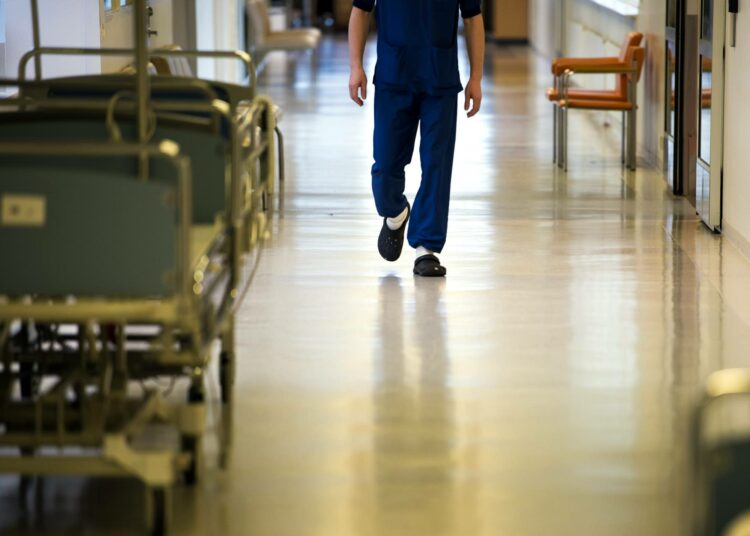 Lähihoitajan valtuuksia rajattiin viime hallituksen toimesta.