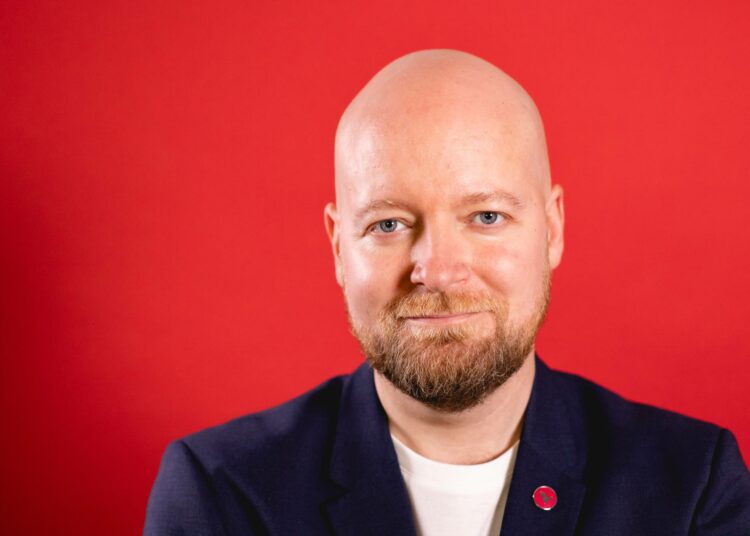 Jussi Saramo lähettää pääministeri Orpolle ja valtiovarainministeri Purralle vinkkejä päätöksistä, joilla he voisivat kestävällä ja oikeudenmukaisella tavalla sopeuttaa Suomen julkista taloutta.