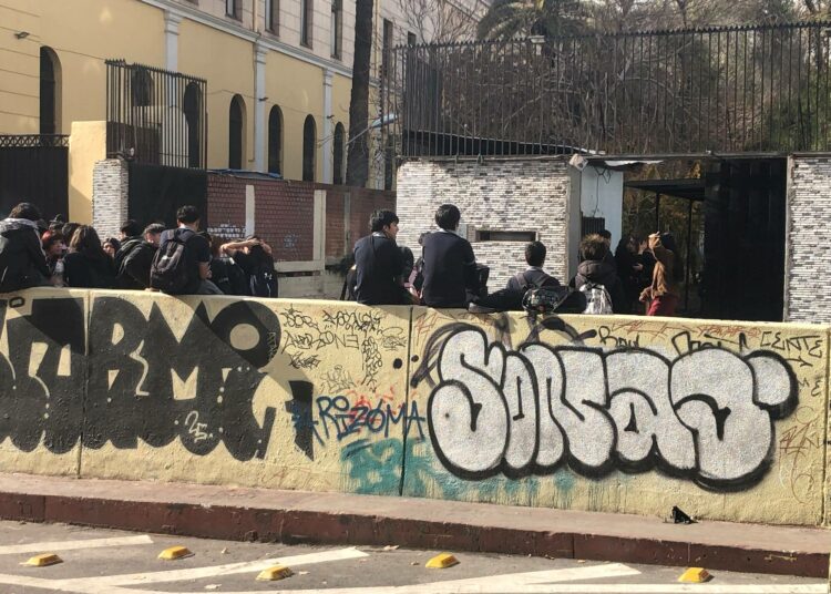 Graffiteja Bandera-kadulla Santiagon keskustassa. Graffitien maalaus kuuluu niihin epäjärjestystä aiheuttaviin tekoihin, joiden tekijät voitaisiin merkitä hallituksen suunnittelemaan häirikkörekisteriin. Rekisteriin liittyisi seuraamuksia, kuten sosiaalietuuksien menettäminen.