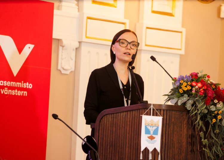 Minja Koskela puhumassa Vasemmistoliiton eduskuntaryhmän kokouksessa elokuussa.
