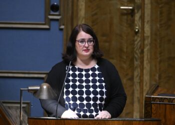 Pia Lohikoski piti vasemmistoliiton ryhmäpuheen.