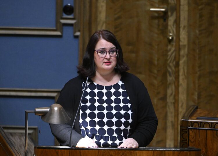 Pia Lohikoski piti vasemmistoliiton ryhmäpuheen.